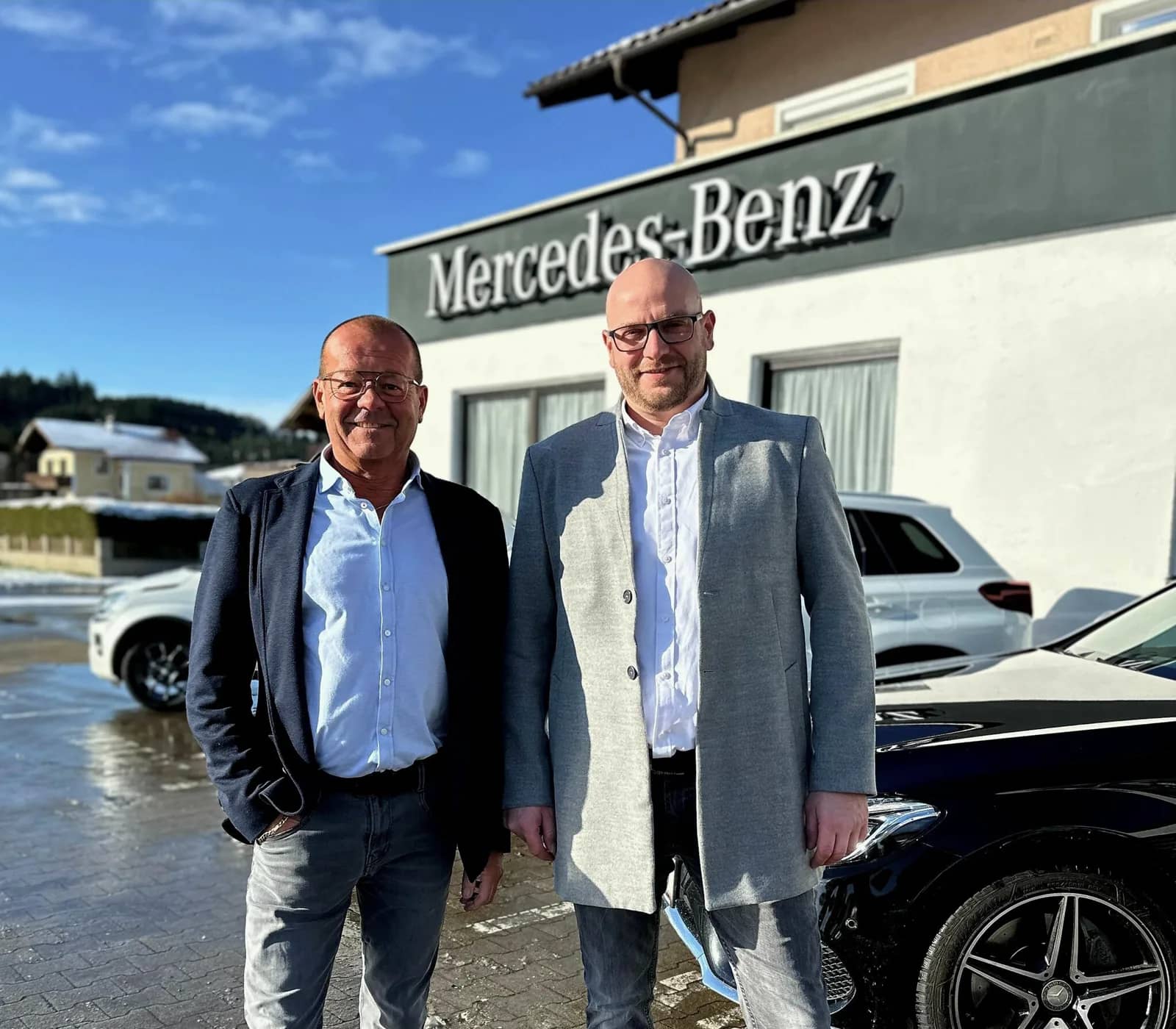 Manfred und Daniel Lugstein vor dem Autohaus