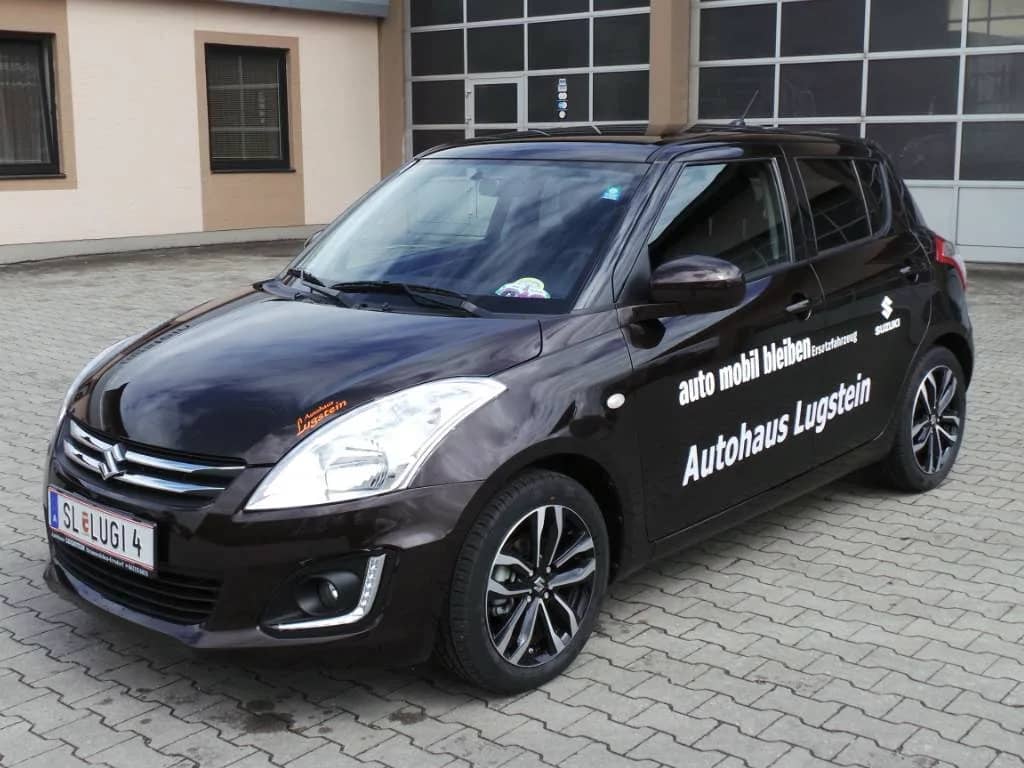 Suzuki-Kundenfahrzeug vor dem Autohaus Lugstein