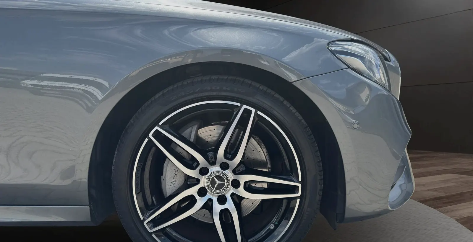 Lackierte Flanke und Radlauf einer Mercedes-Benz E-Klasse