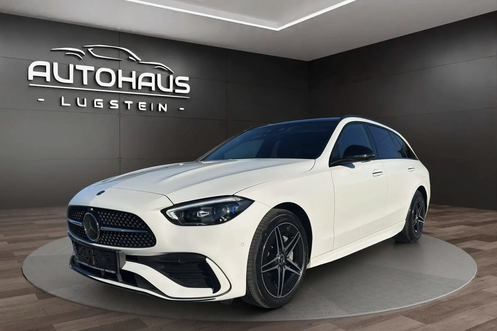 Mercedes-Benz C 300 T de in Dreiviertelansicht im Schauraum des Autohaus Lugstein